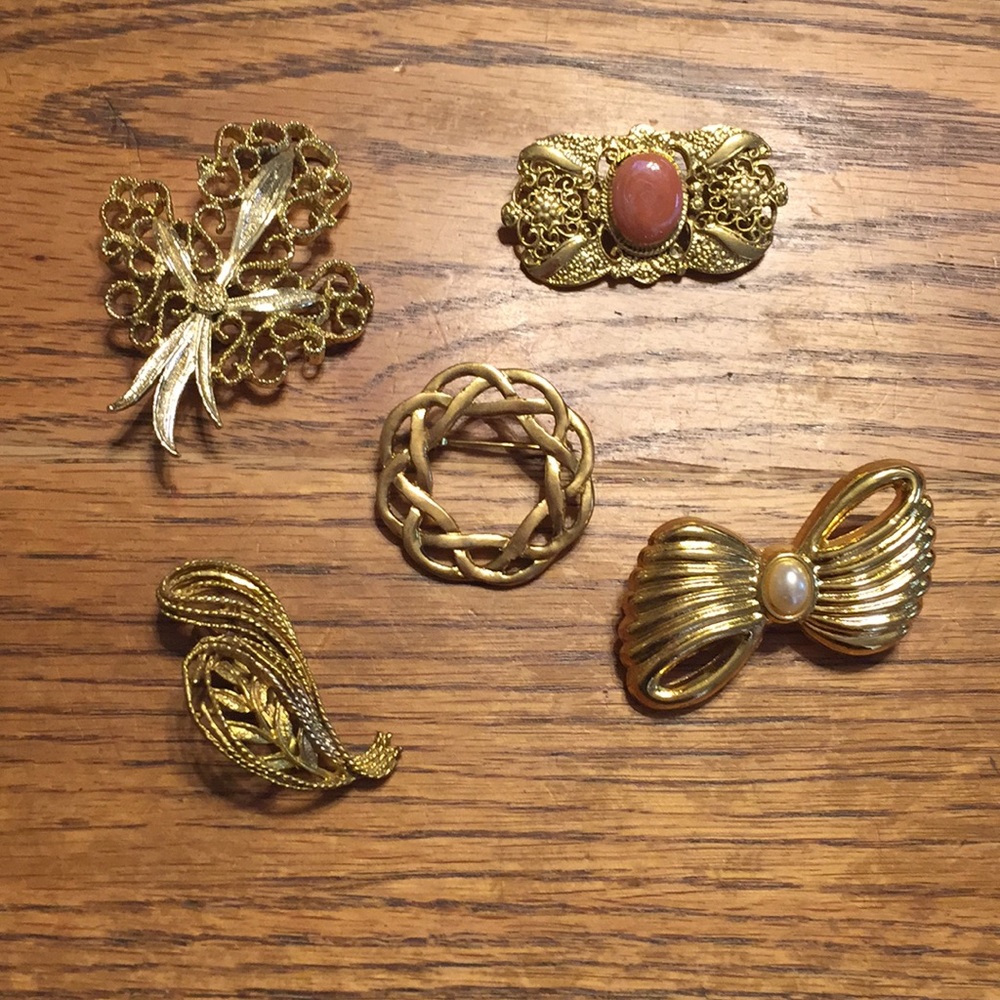 {Vintage} bundle of brooches